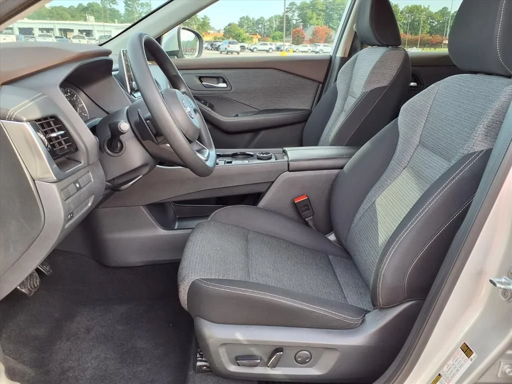 Used 2022 Silver Nissan SV Intelligent AWD image 3