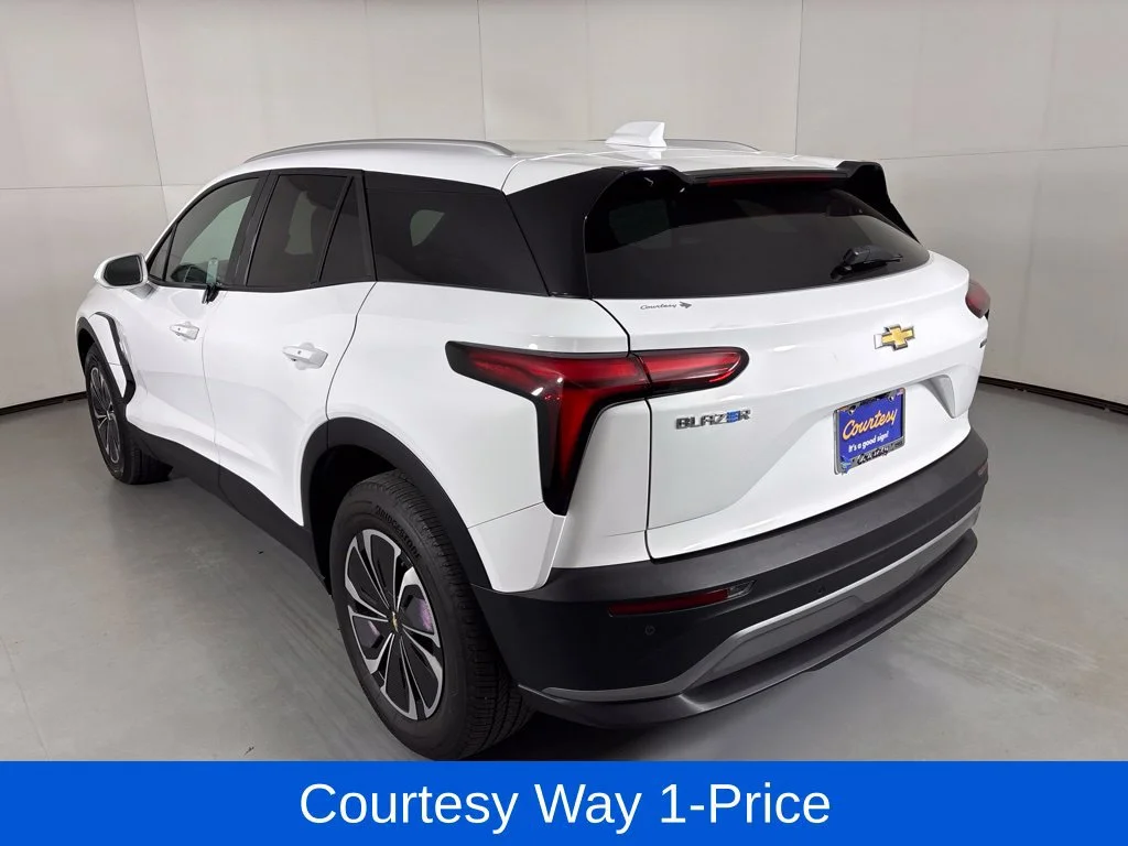 Used 2024 Summit White Chevrolet LT image 8