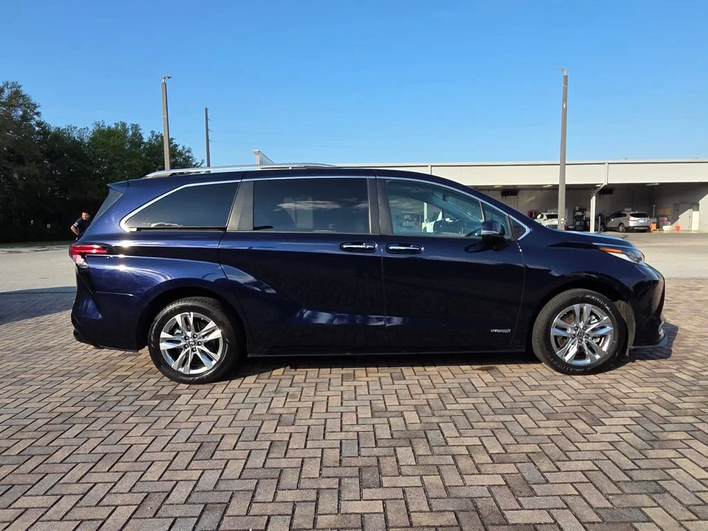 Used 2021  Toyota Limited image 12