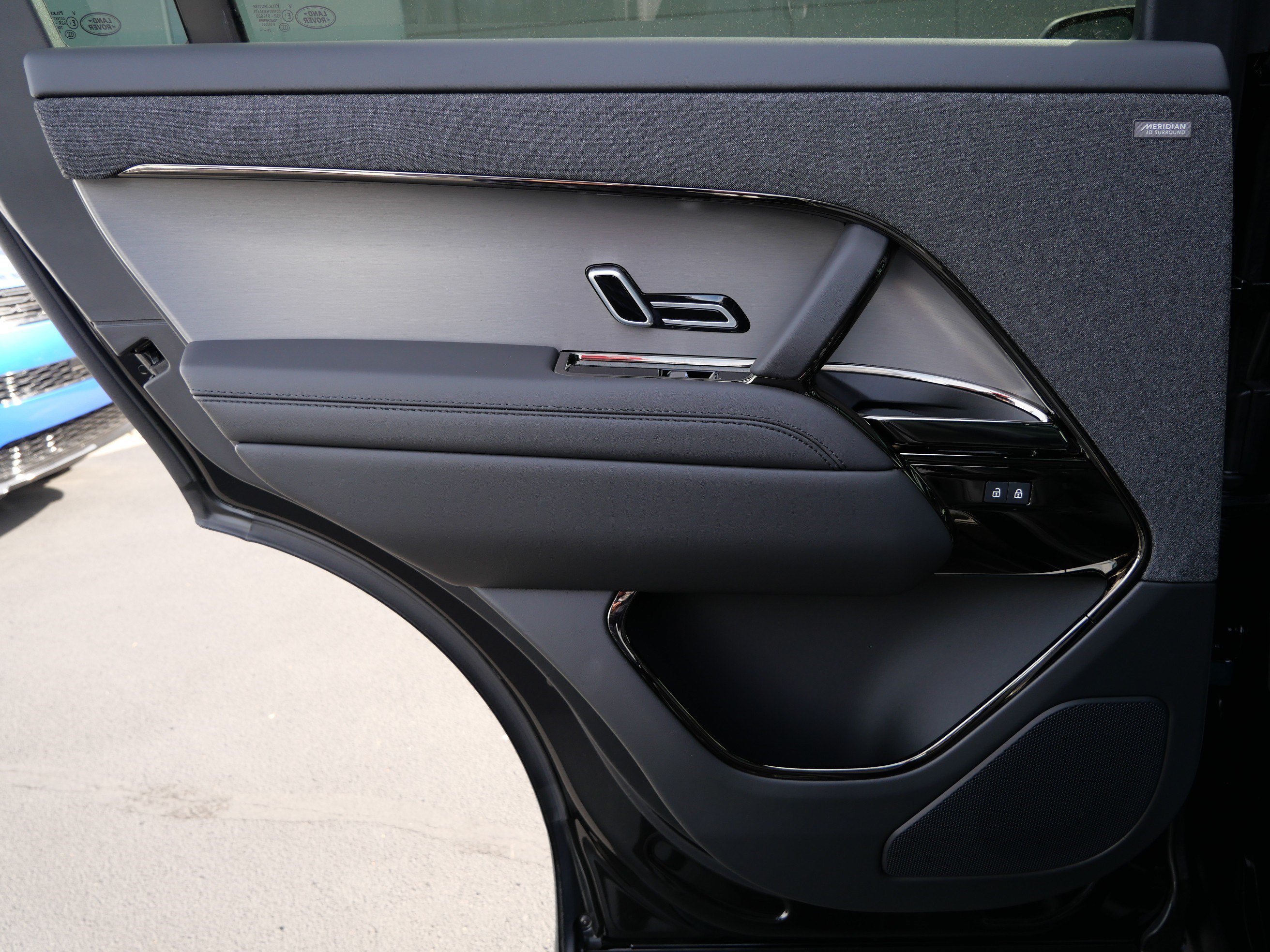 New 2027 Santorini Black LAND ROVER SE image 16