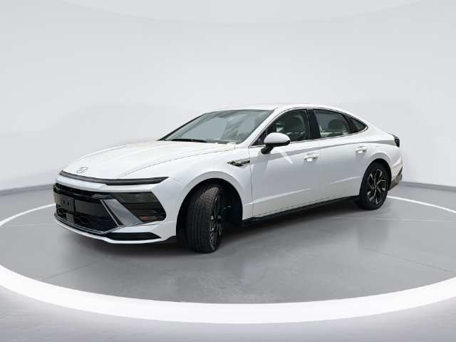 Used 2025 White Hyundai SEL image 1