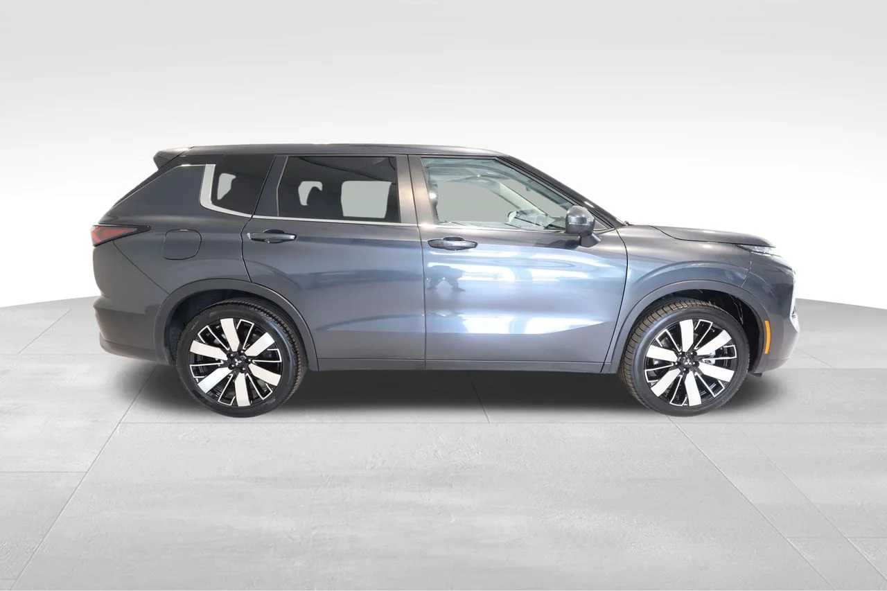 Used 2025 Gray Mitsubishi SE image 5