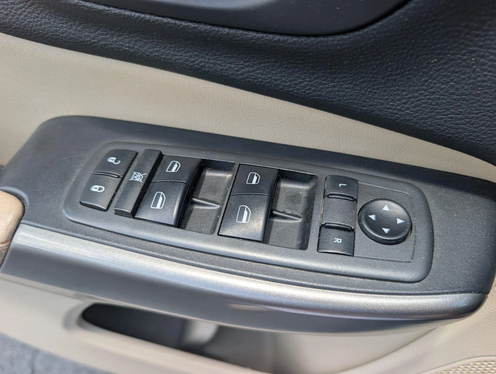 Used 2019 Velvet Red Pearlcoat Jeep Latitude image 26