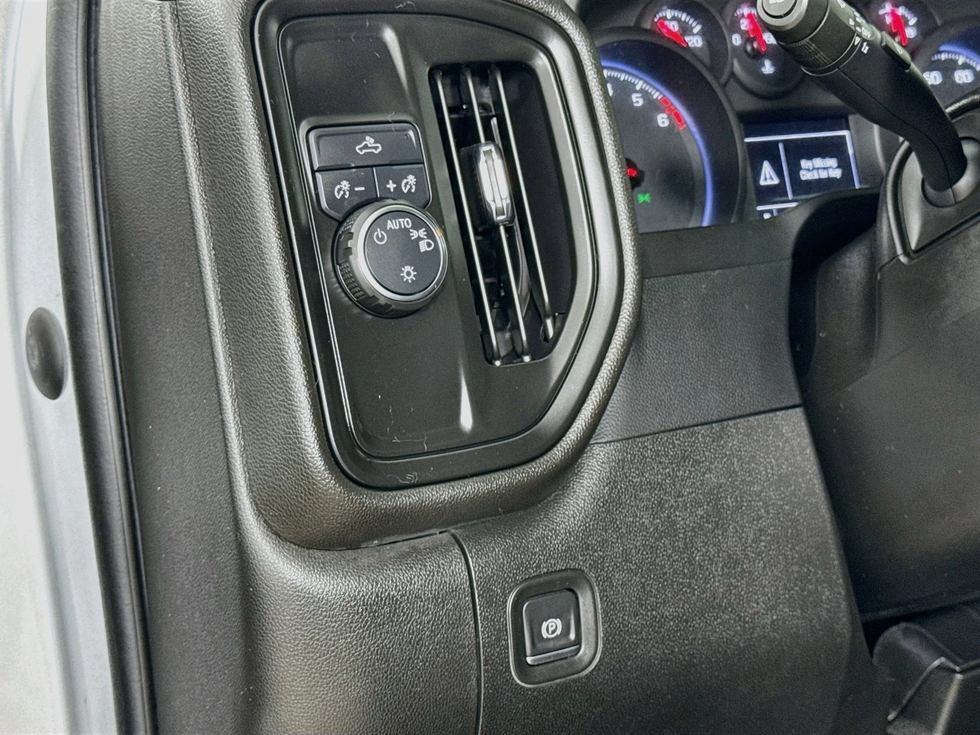 Used 2022 Silver Ice Metallic Chevrolet Custom image 12