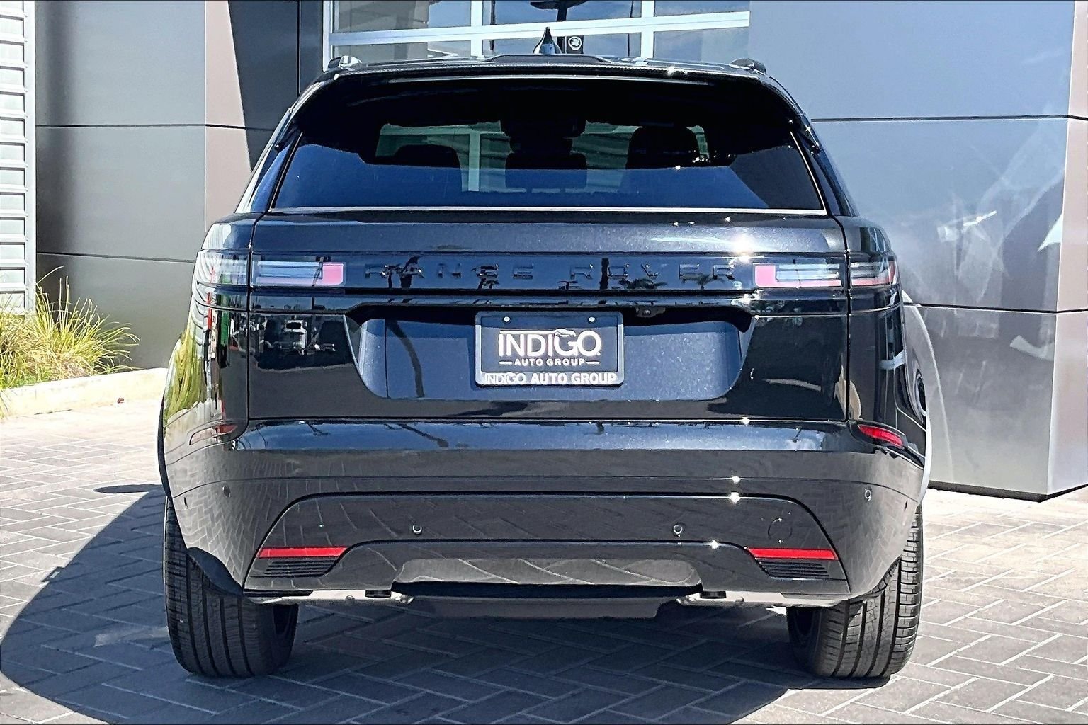 New 2026 Santorini Black Land Rover Dynamic SE image 4