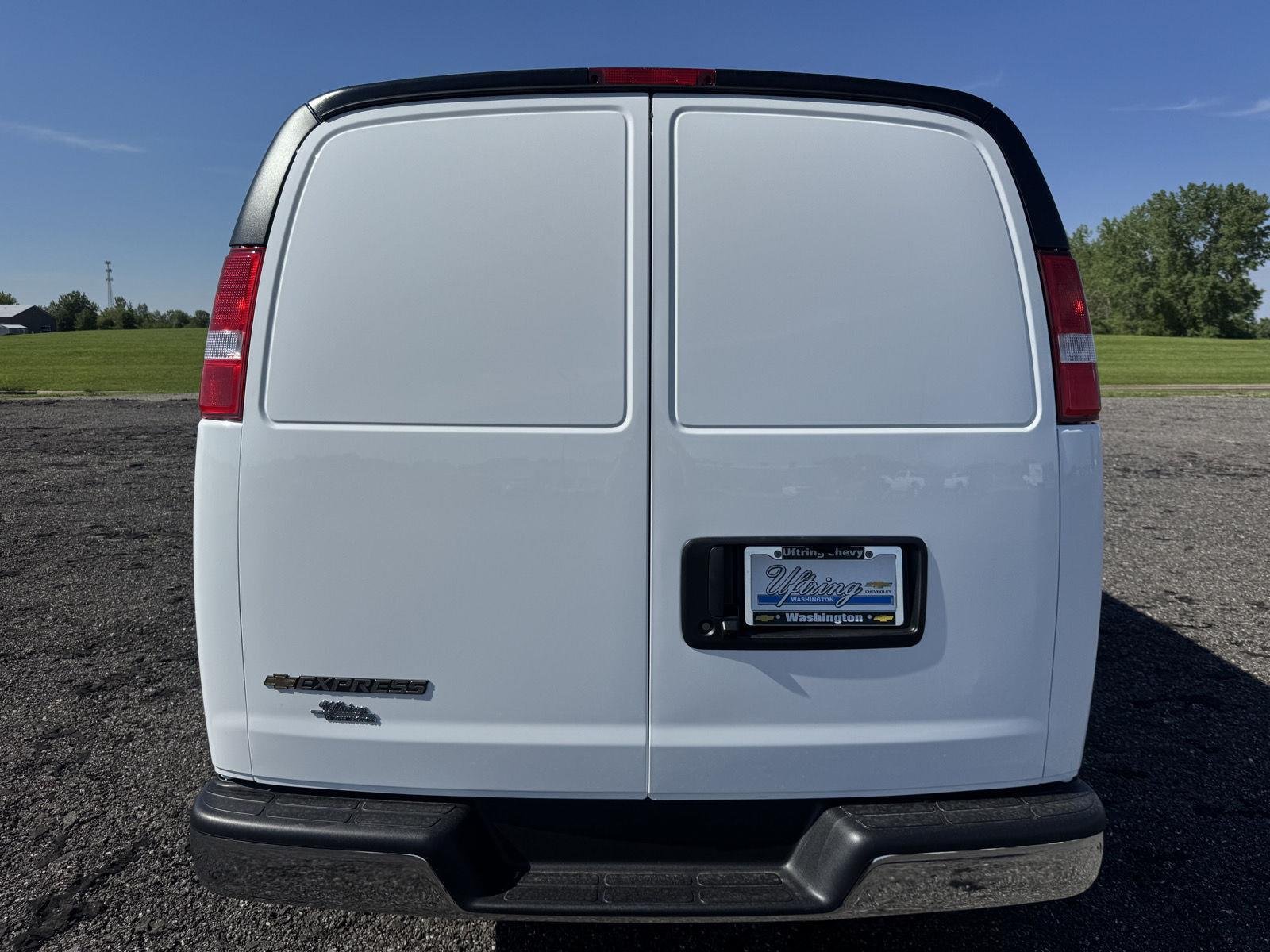 New 2026 Summit White Chevrolet WT image 2
