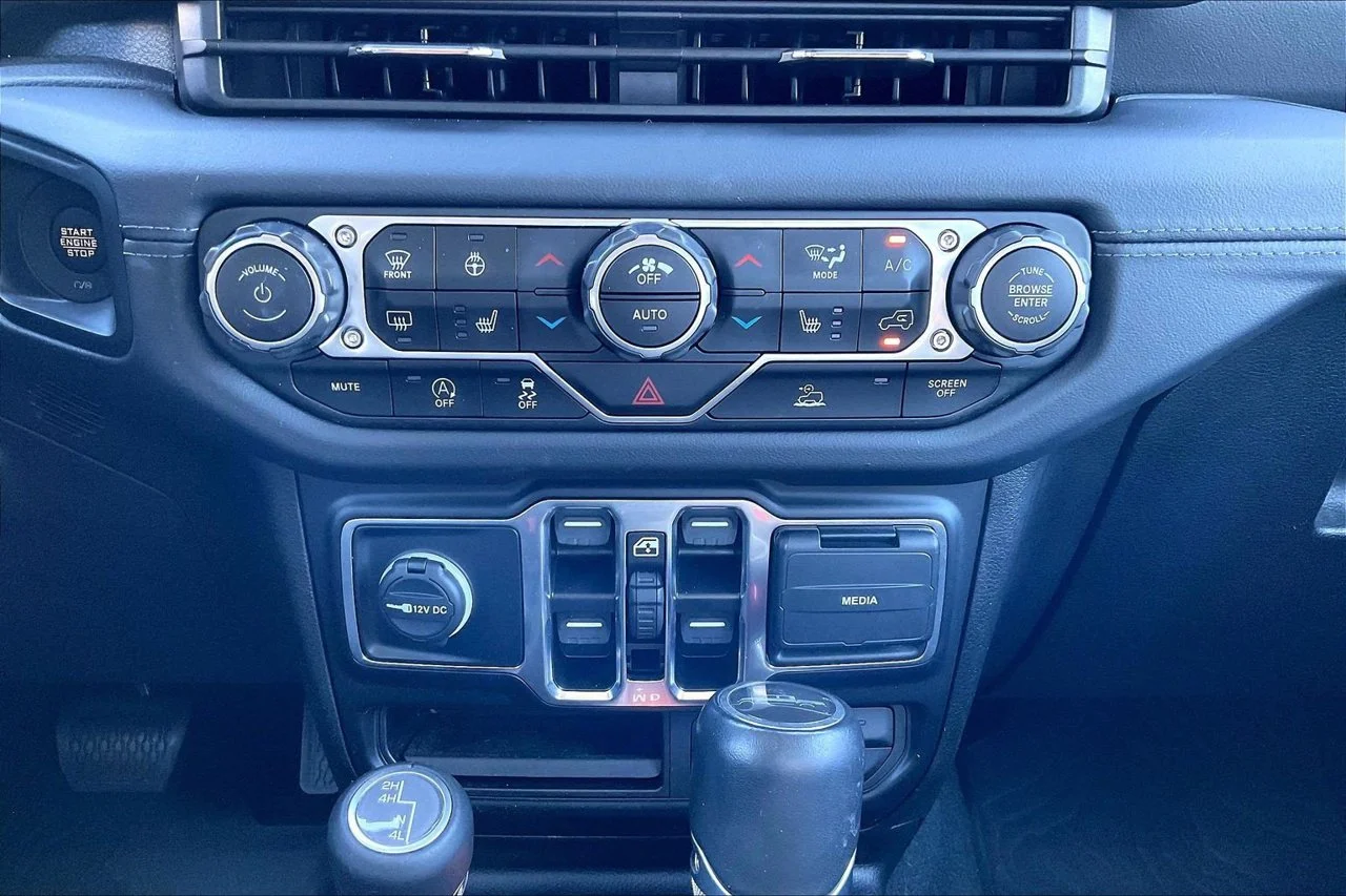 Used 2024 Gray Jeep Sport S image 17