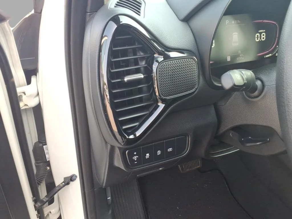 Used 2023 White Kia S image 17