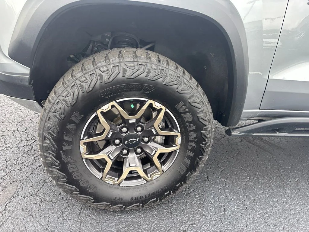 Used 2025 Gray Chevrolet ZR2 image 9