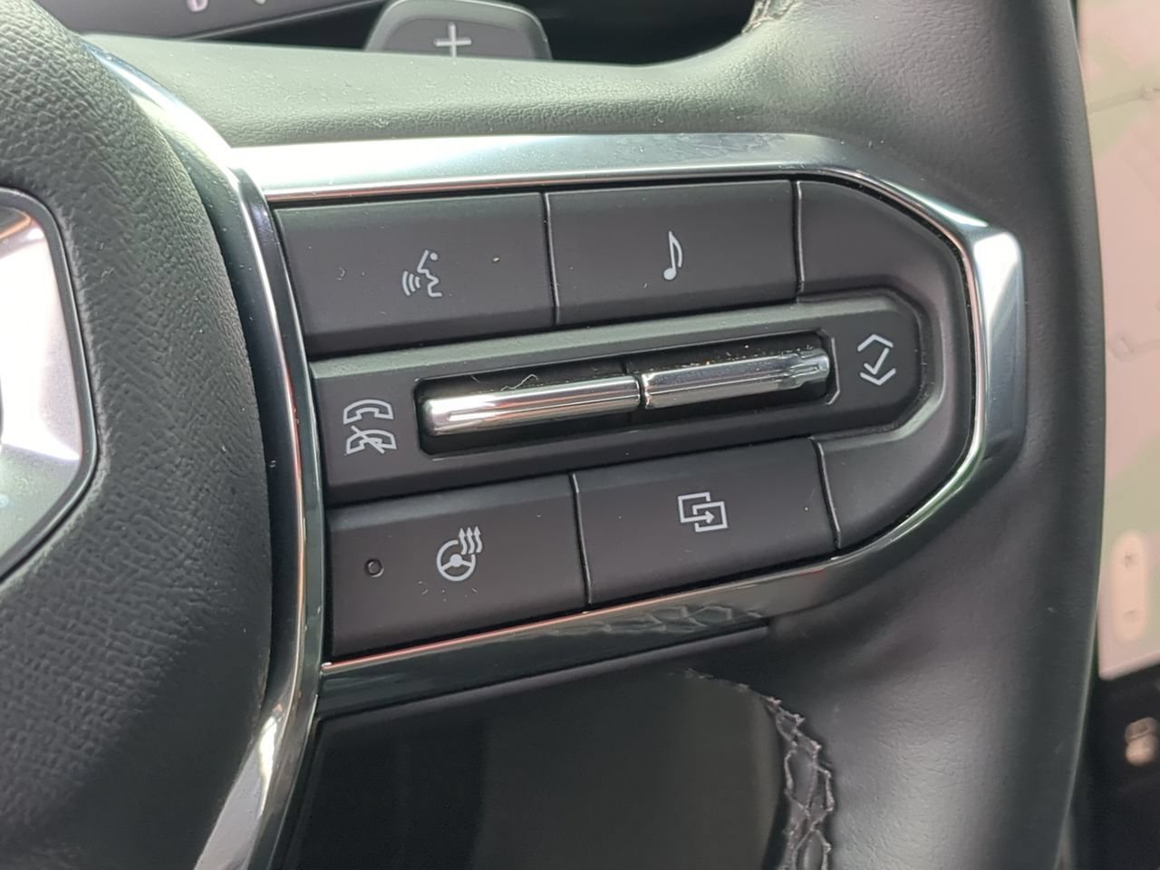 Used 2025 Summit White GMC Elevation image 36
