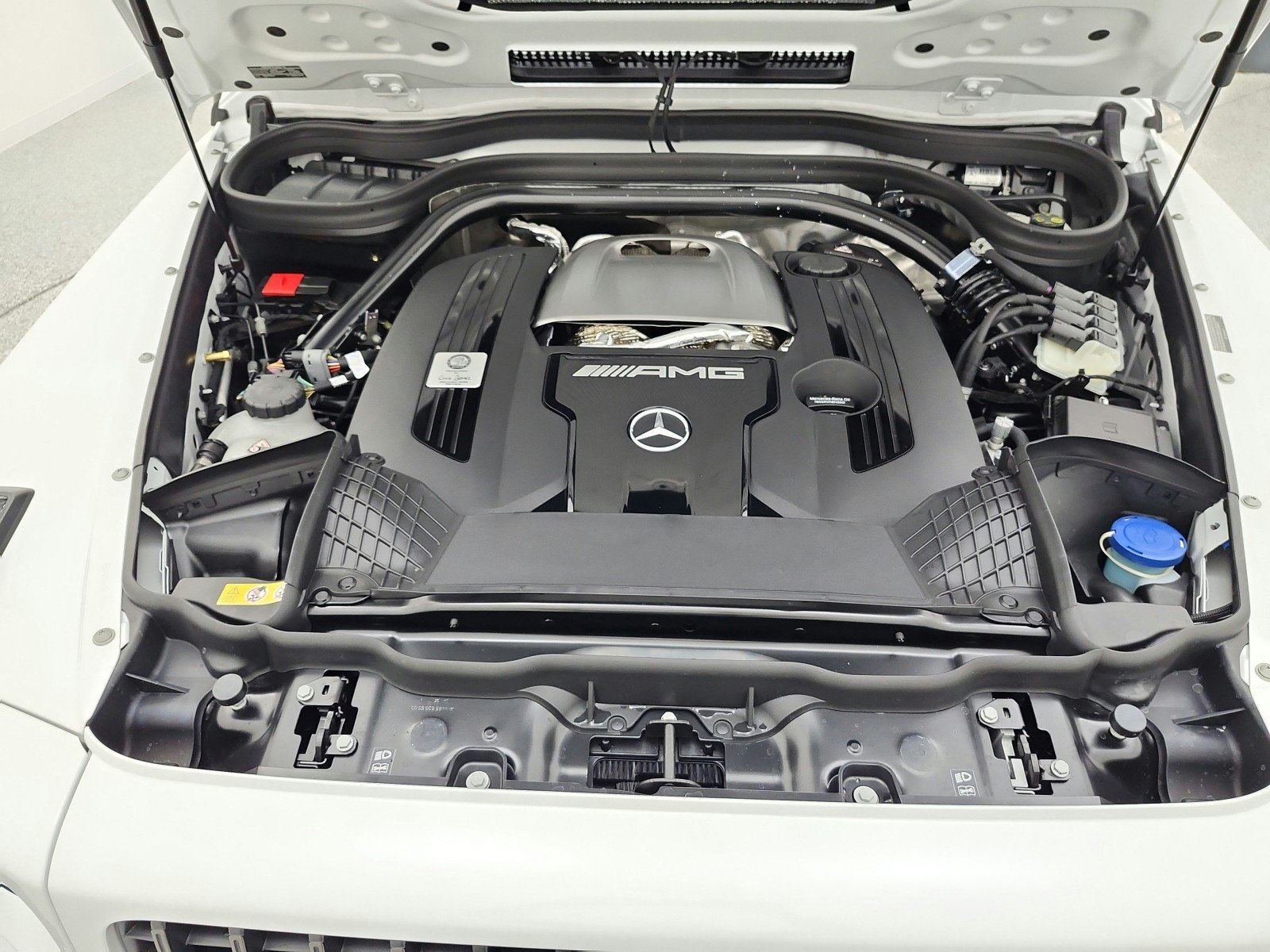 New 2026 MANUFAKTUR Moonlight White Metallic Mercedes-Benz AMG® G 63 SUV image 12