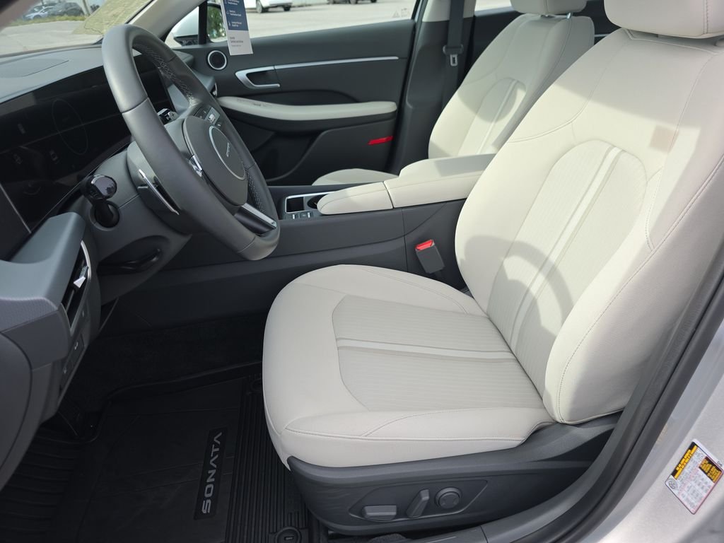 Used 2025 Aero Silver Hyundai SEL Convenience image 11