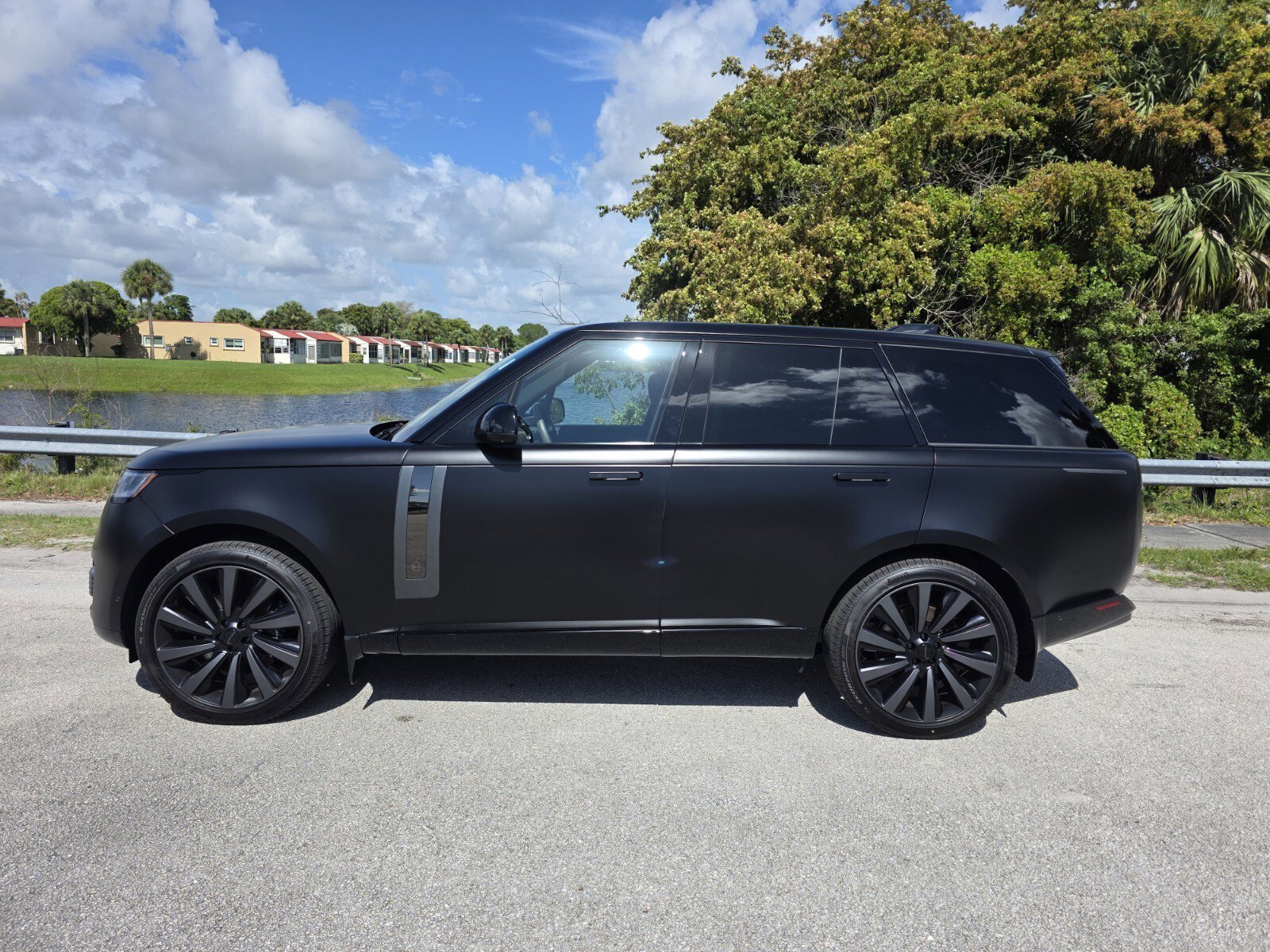New 2026 Obsidian Black Satin LAND ROVER SV Signature Suite image 7
