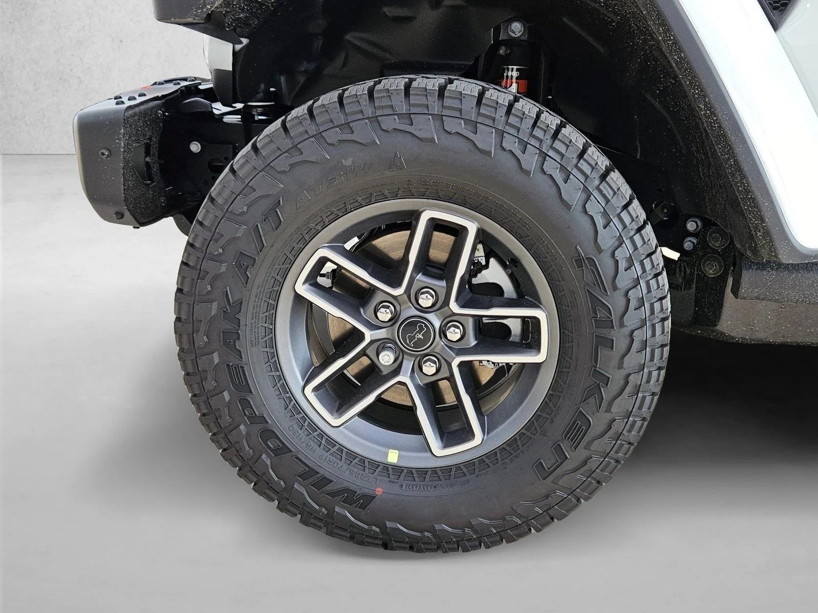 New 2026 Bright White Clear-Coat Exterior Paint Jeep Mojave X image 10