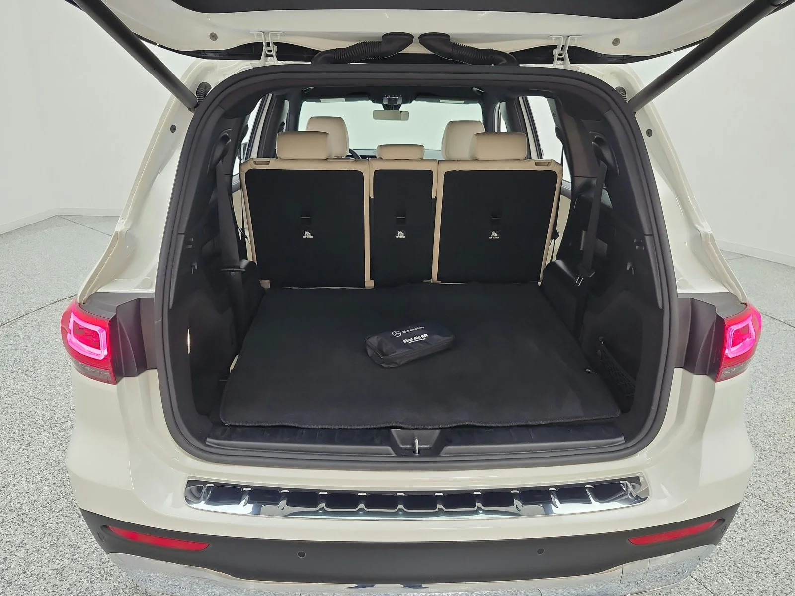 Used 2022 Polar White Mercedes-Benz GLB 250 SUV image 20