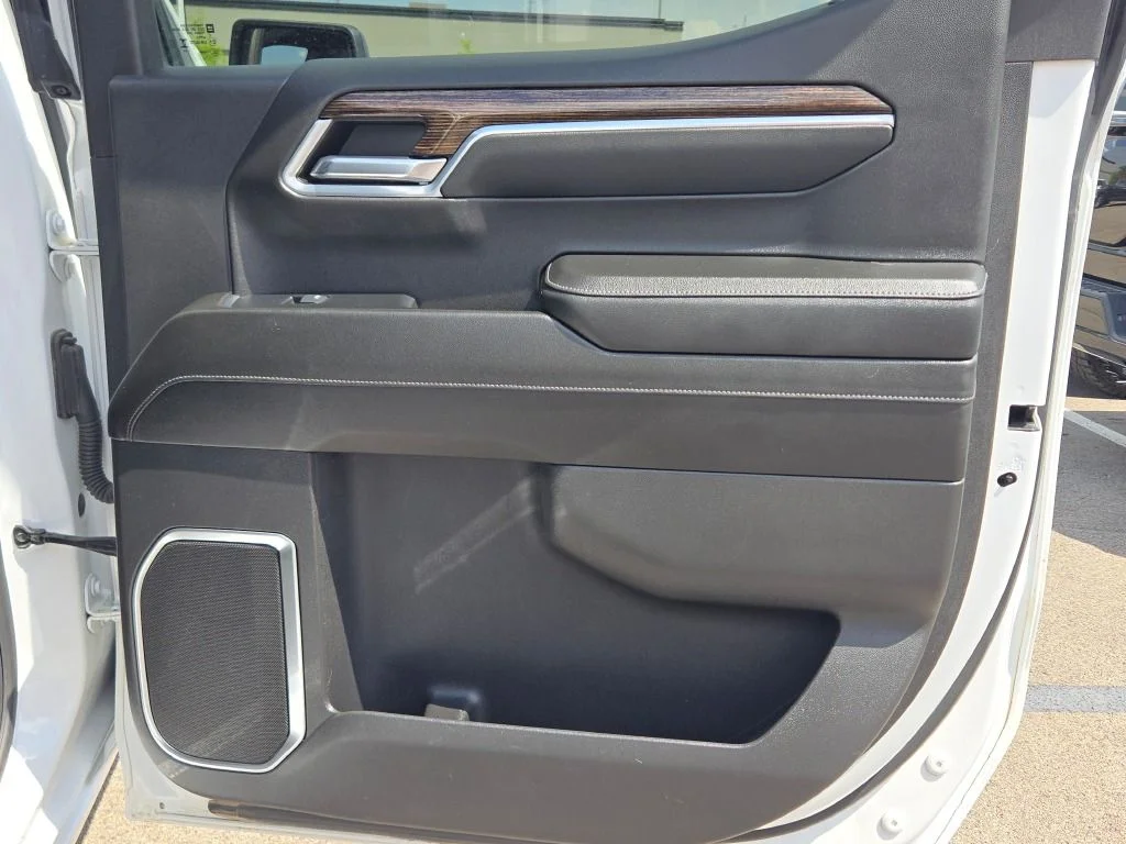Used 2024 White GMC Elevation image 12