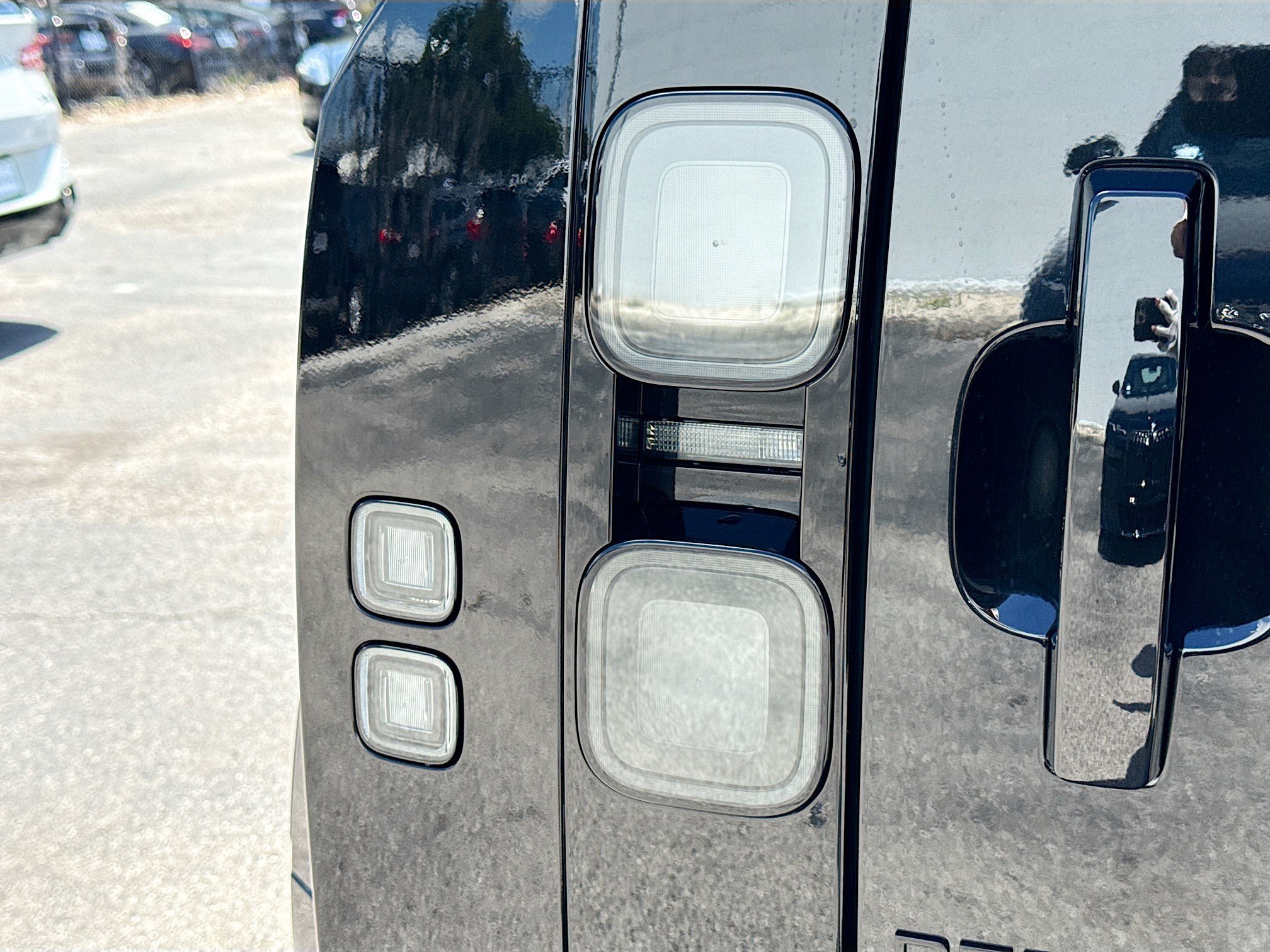 New 2026 Santorini Black Land Rover X-Dynamic SE image 10