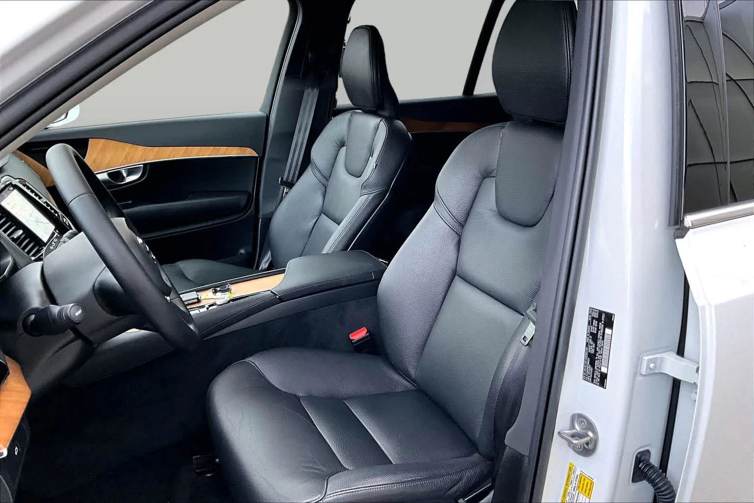 Certified Used 2023 Crystal White Volvo Plus image 9