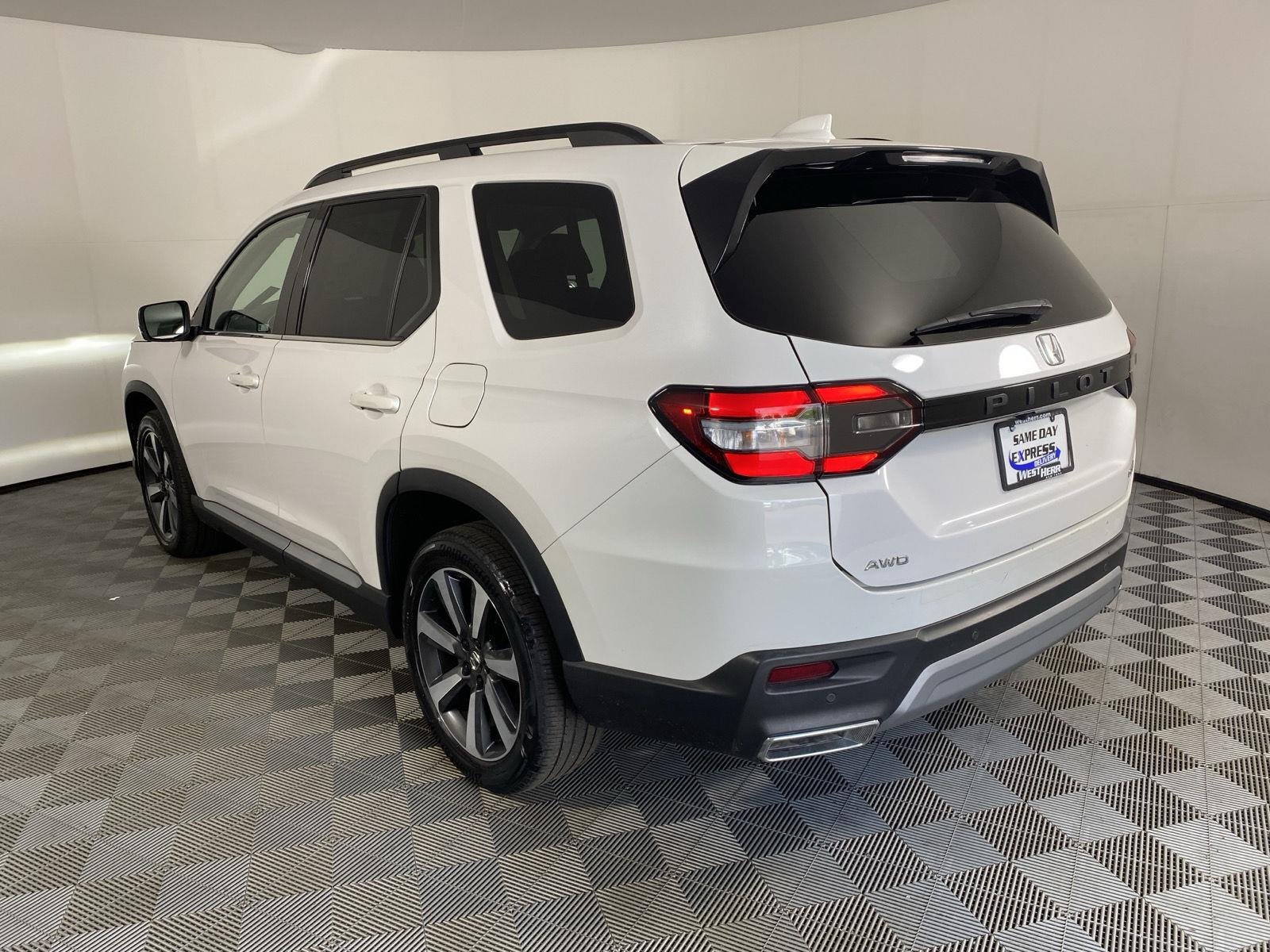 Used 2023 Platinum White Pearl Honda Touring image 5