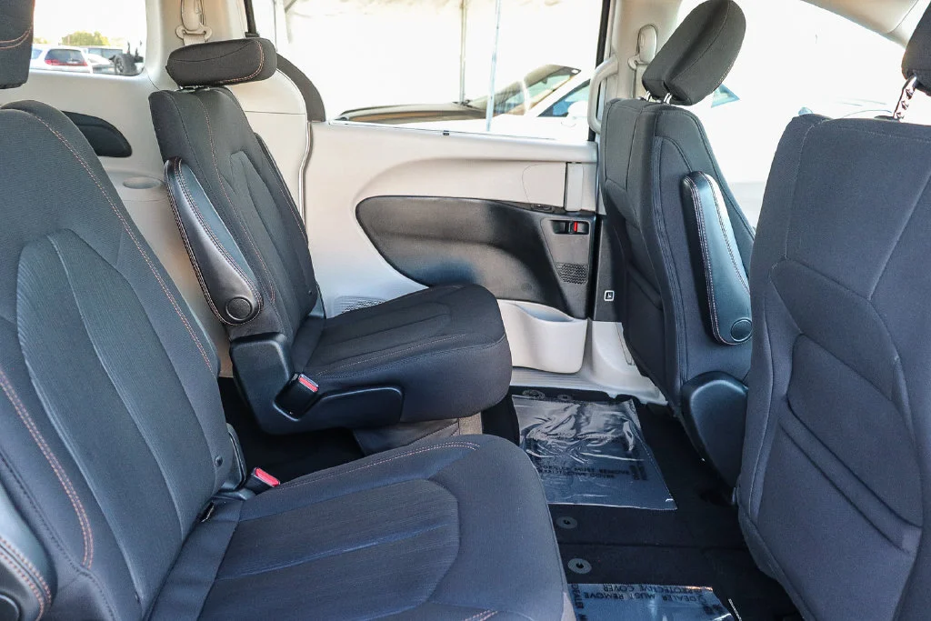 Used 2020 White Chrysler Touring image 17