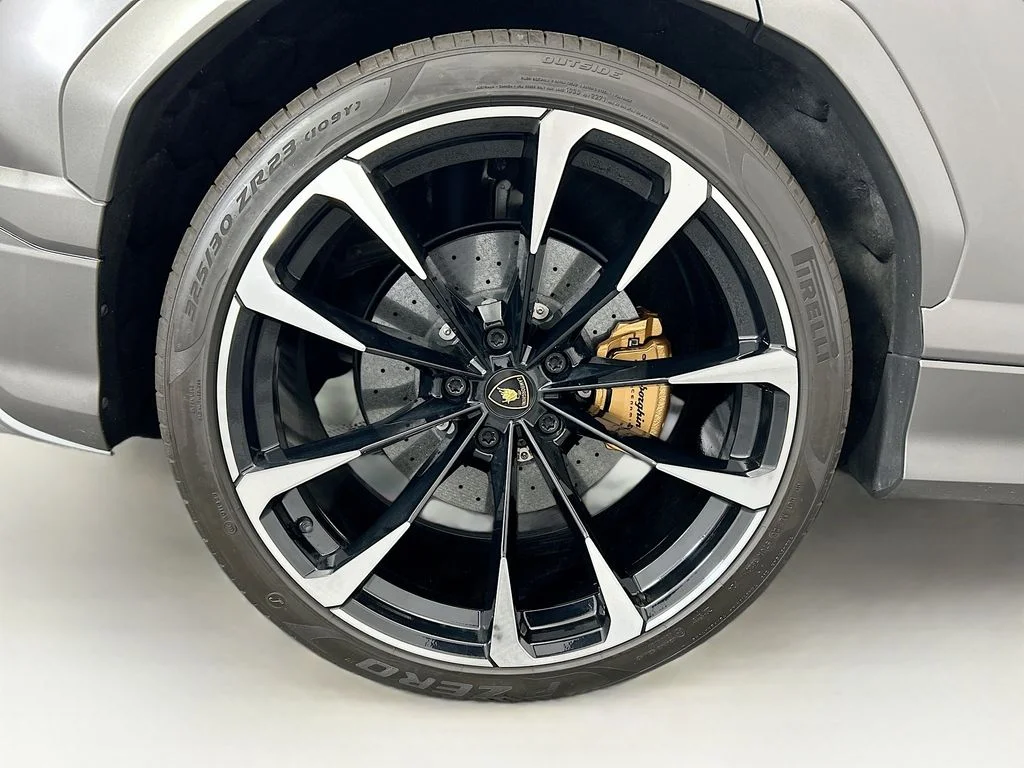 Used 2021  Lamborghini  image 32