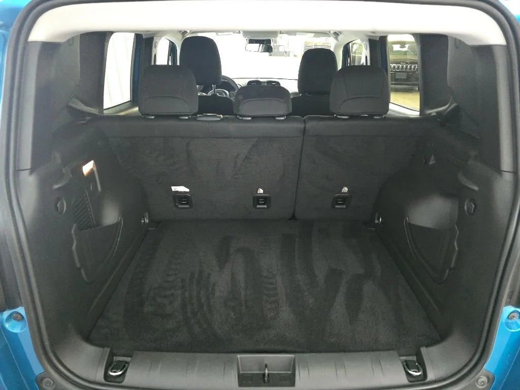 Used 2022 Teal Jeep Latitude image 11