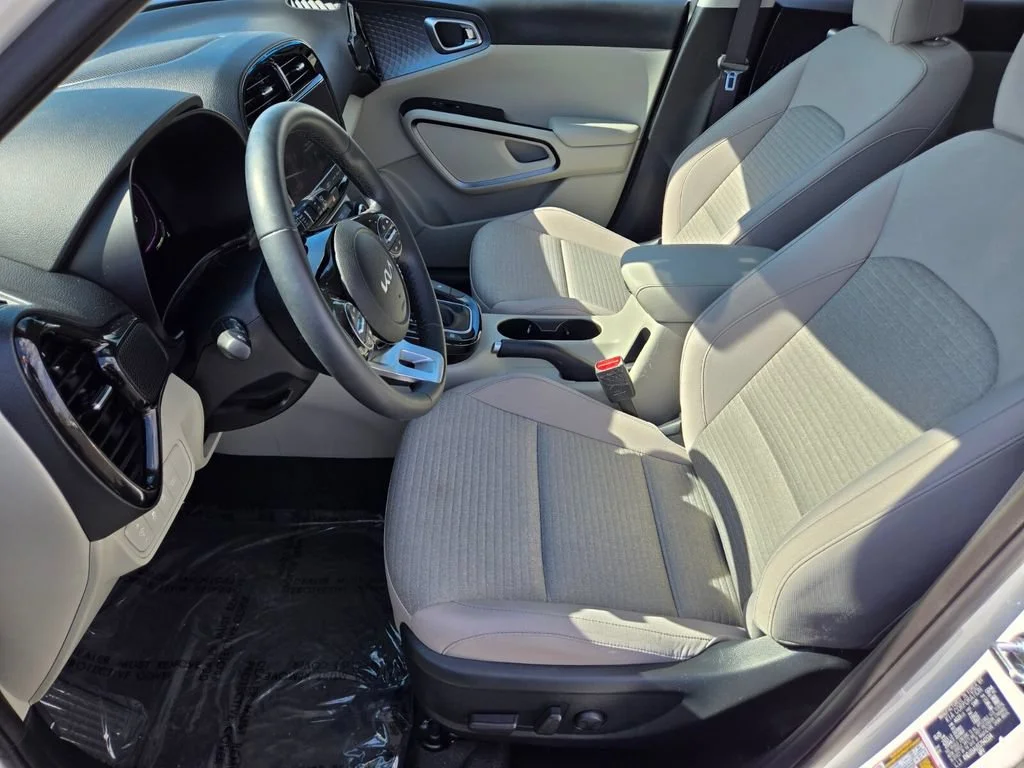 Used 2025 Snow White Pearl Kia EX image 10
