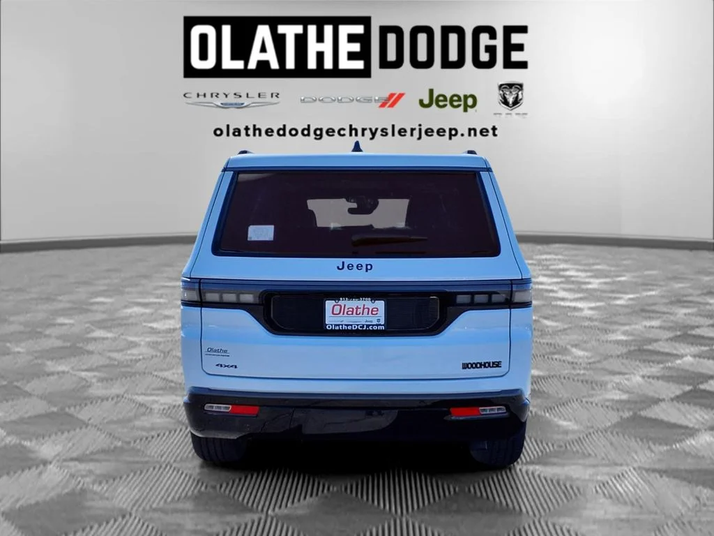 New 2026 Bright White Clear-Coat Exterior Paint Jeep Limited Altitude image 32