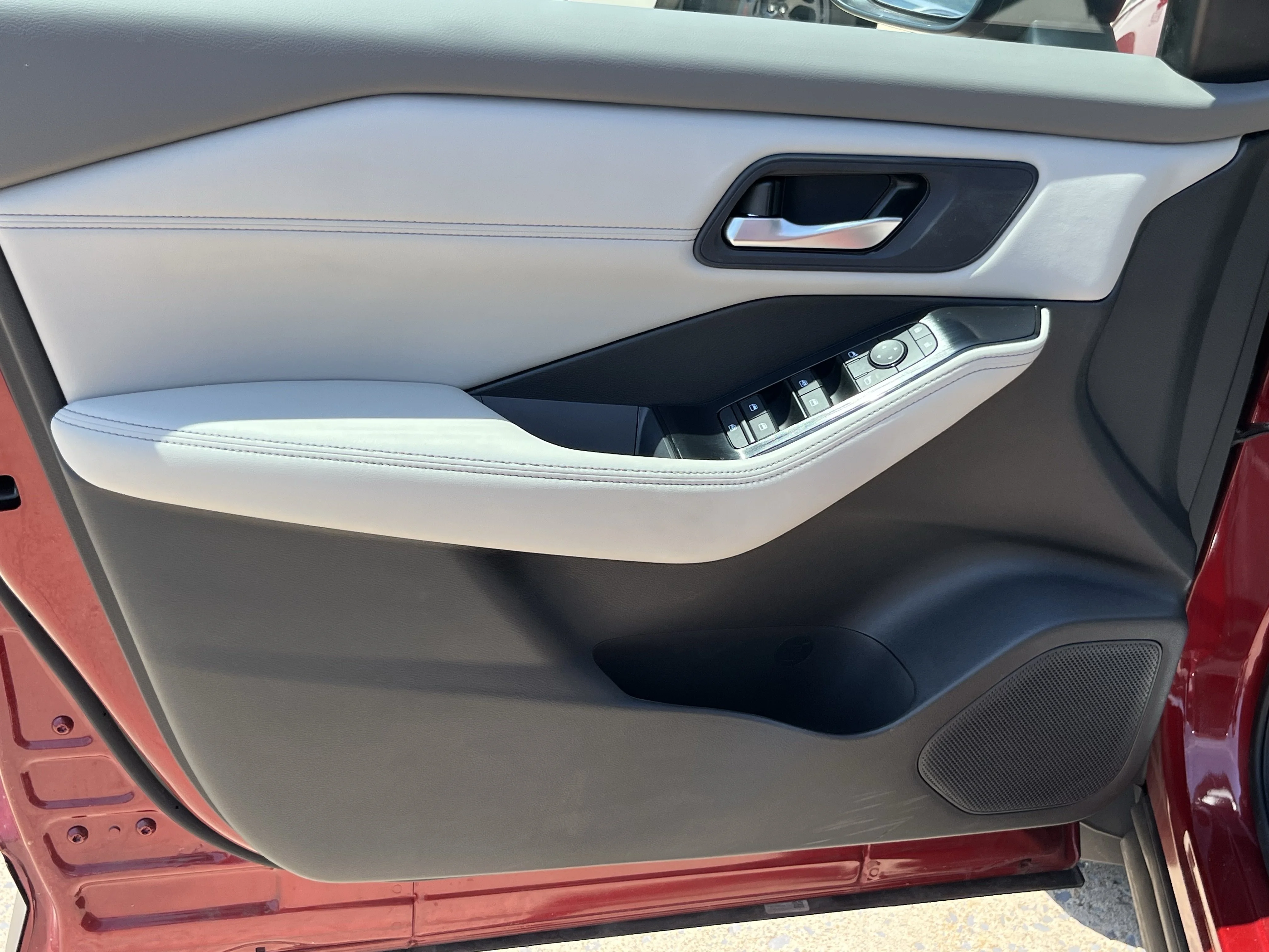 Used 2023 Scarlet Nissan SV image 21