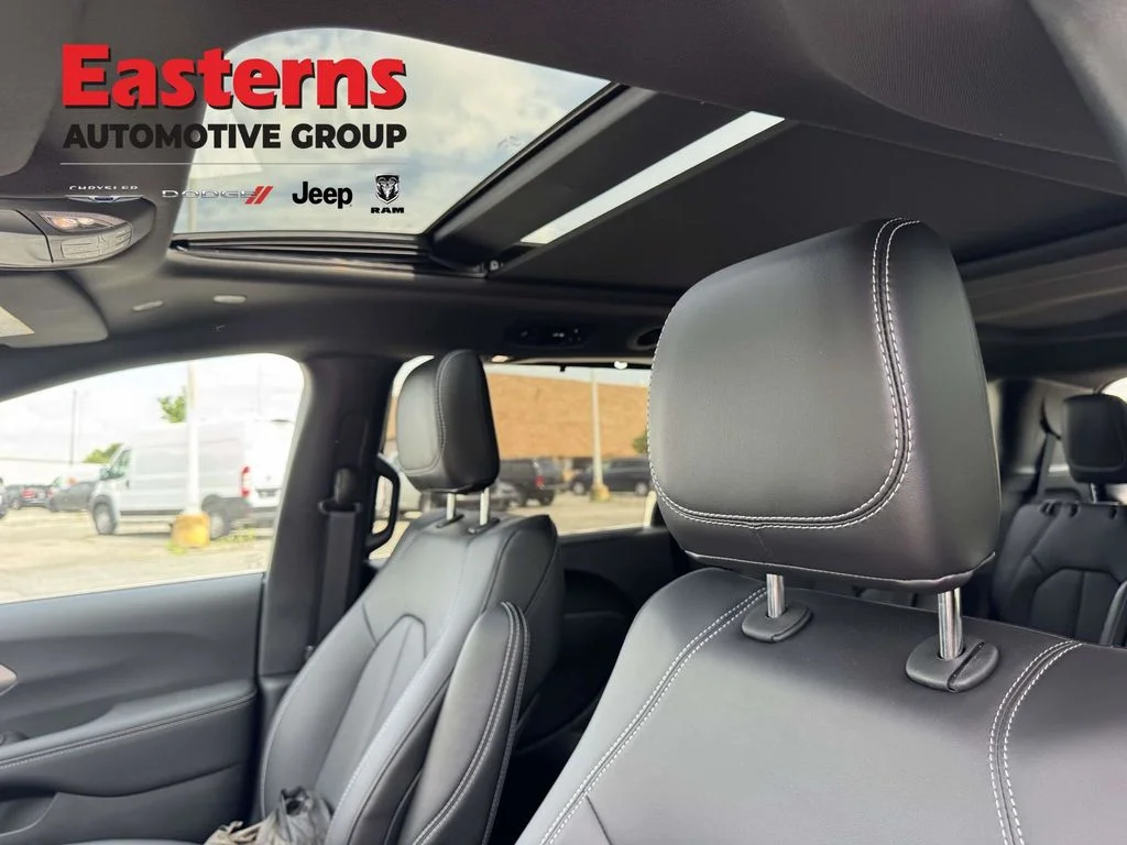 2025 Chrysler Pacifica Select - Photo 17