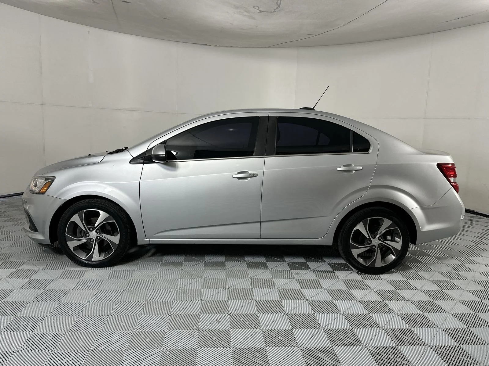 Used 2019 Silver Chevrolet Premier image 5