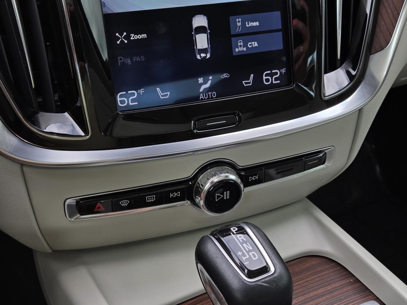 Used 2019 Crystal White Pearl Metallic Volvo Momentum image 26