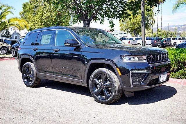 New 2026 Diamond Black Crystal Pearl-Coat Exterior Paint Jeep Limited image 6