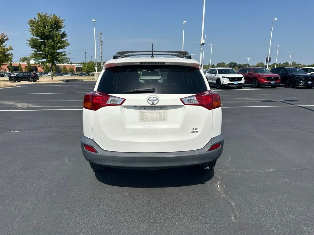 Used 2015 White Toyota LE image 18
