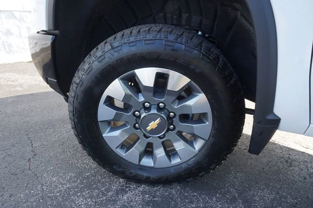 New 2026 Summit White Chevrolet Custom image 25