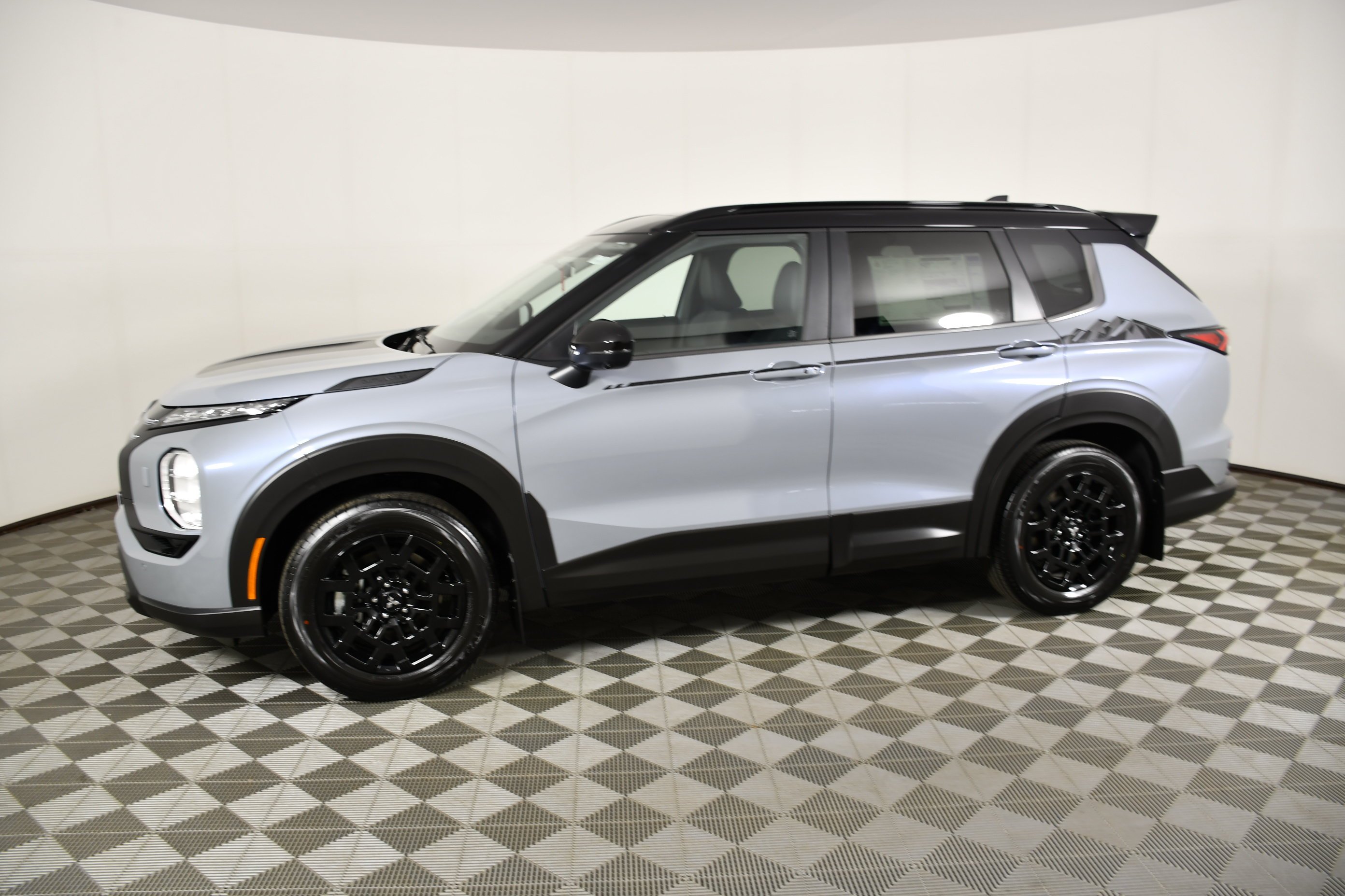 New 2026 Moonstone Gray/Black Roof Mitsubishi Trail Edition image 9