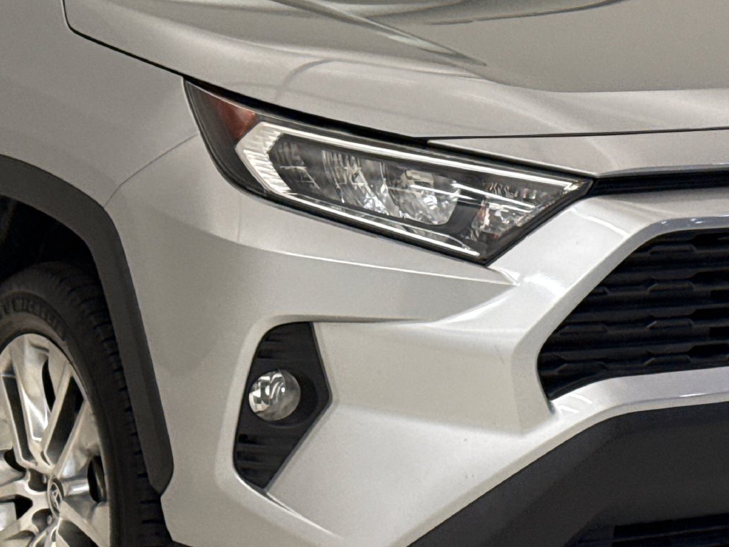 Used 2020 Silver Sky Metallic Toyota XLE Premium image 5