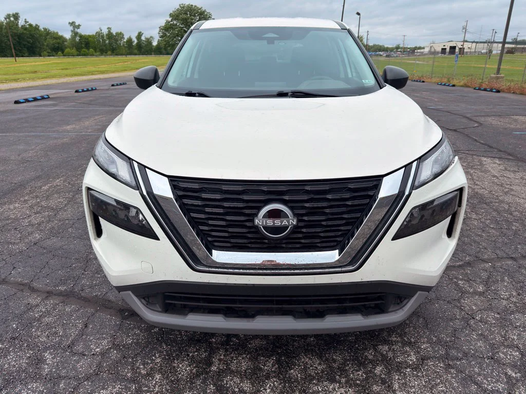 Used 2023 White Nissan S image 17