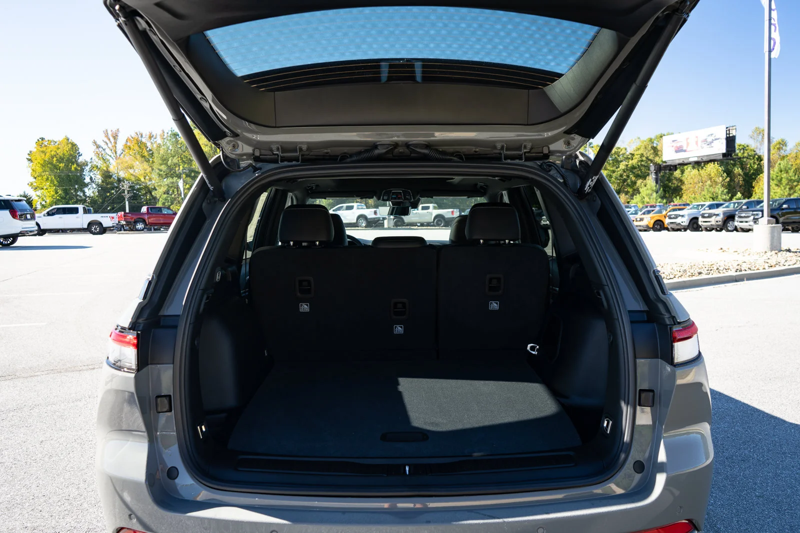 New 2027 Gray Jeep Limited Reserve image 9