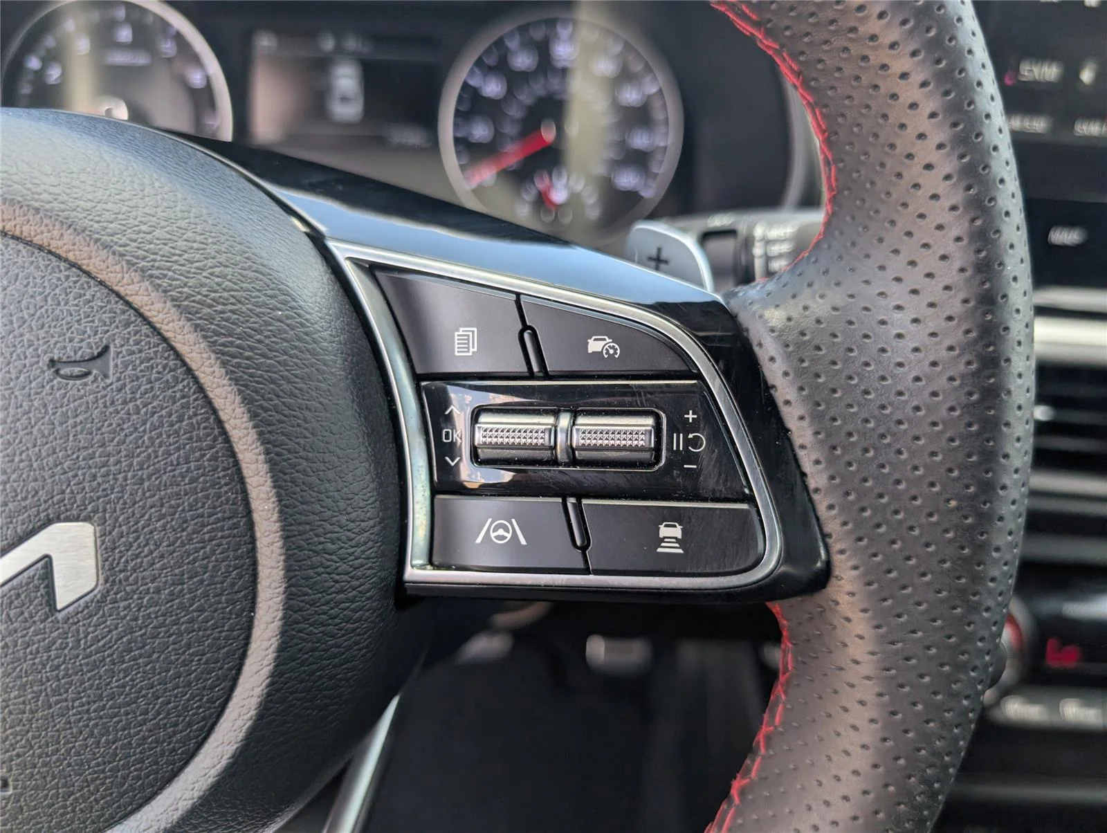 Used 2022 Currant Red Kia GT image 32