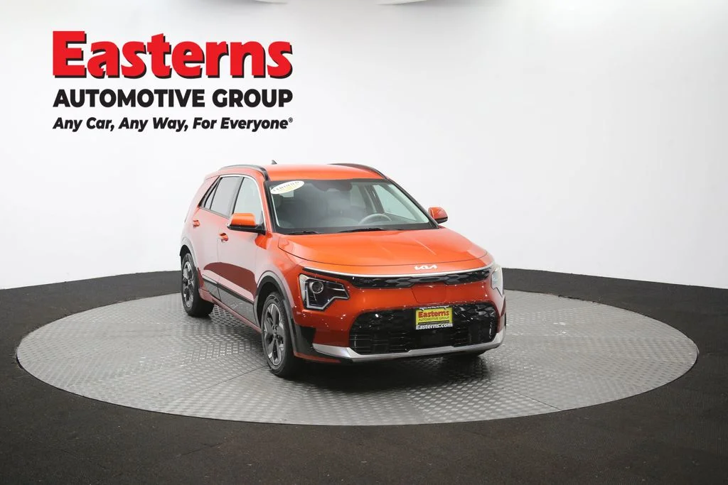Used 2023 Red Kia Wind image 49