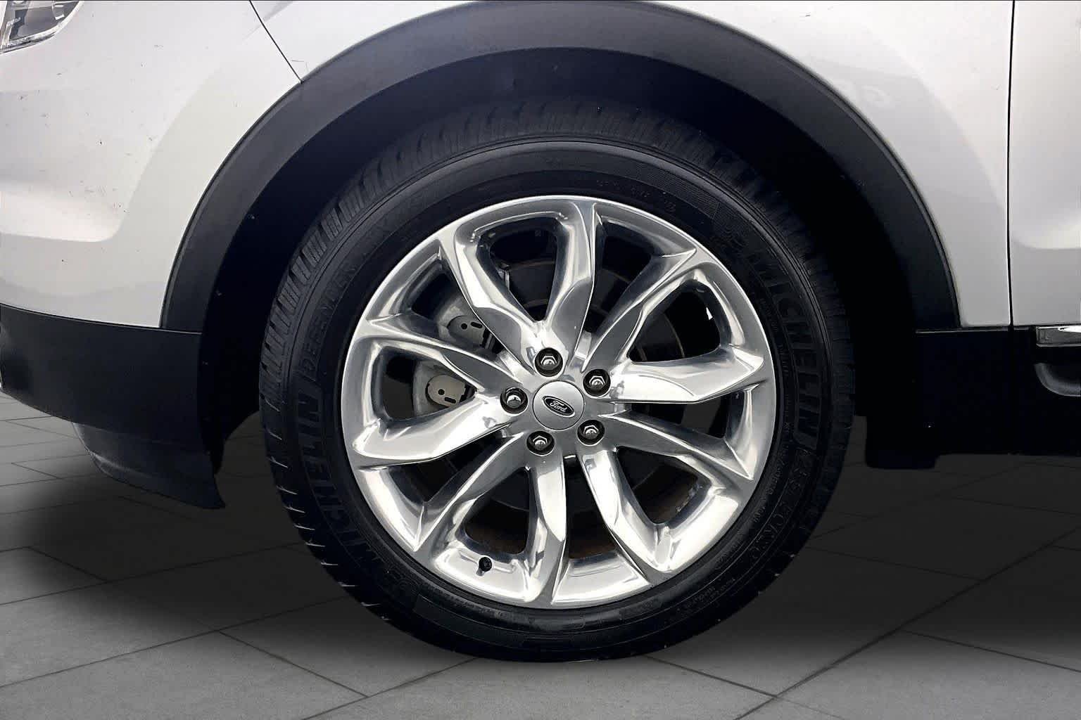 Used 2014 Ingot Silver Metallic Ford Limited image 11