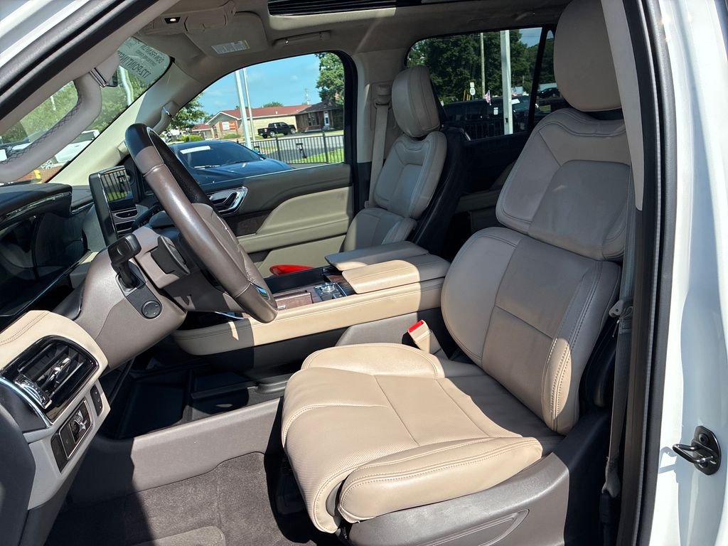 Used 2023 White Lincoln Standard image 9