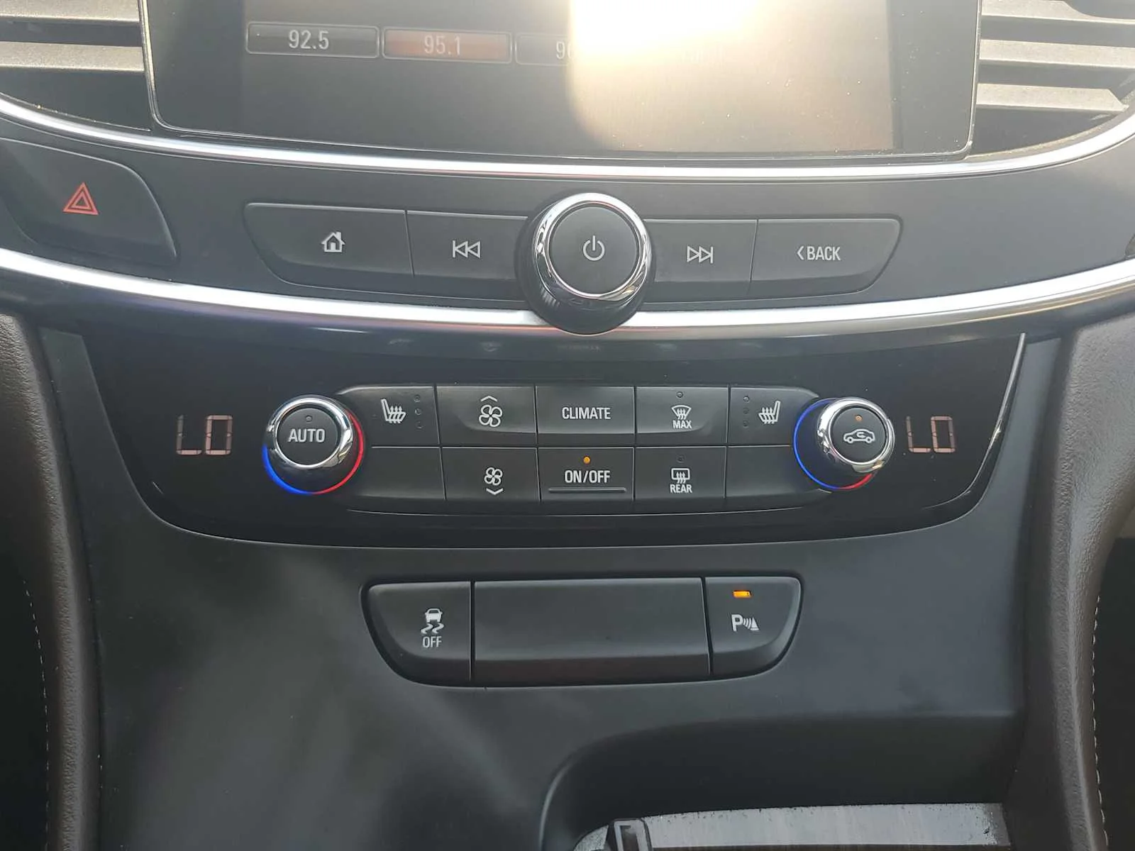 Used 2018 SATIN STEEL METALLIC Buick Essence image 27