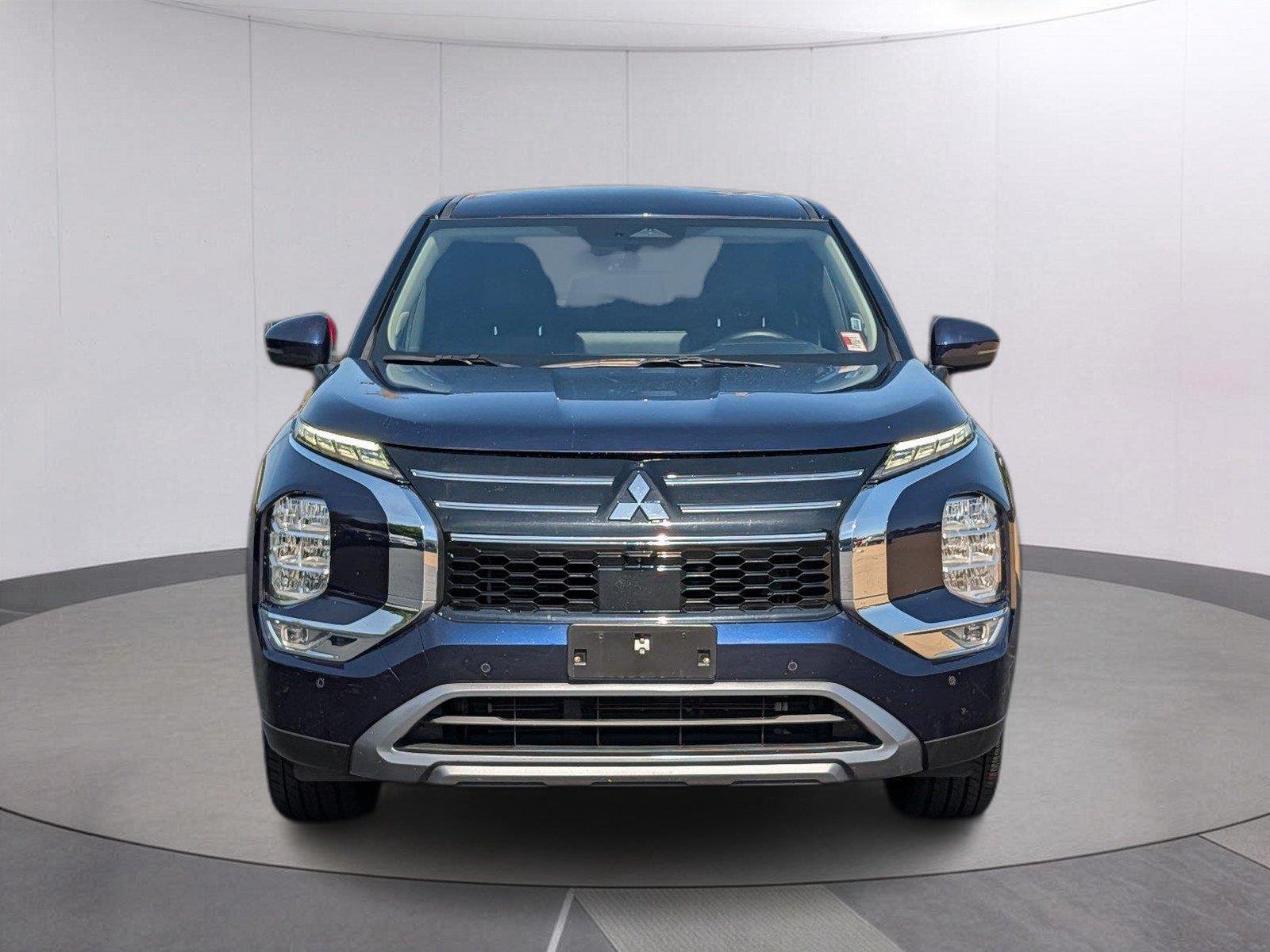 Used 2025 Cosmic Blue Metallic Mitsubishi SE image 8