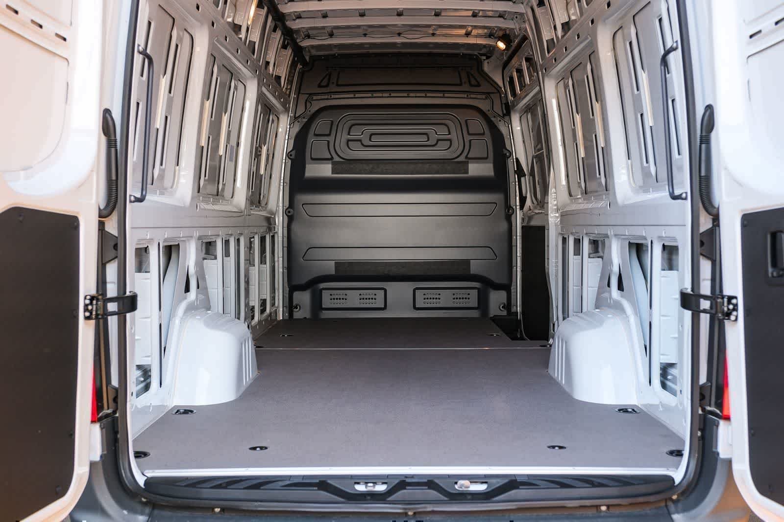 New 2025 Arctic+White Mercedes-Benz Cargo 170WB High Roof 113kw Battery RWD SO Motor image 29