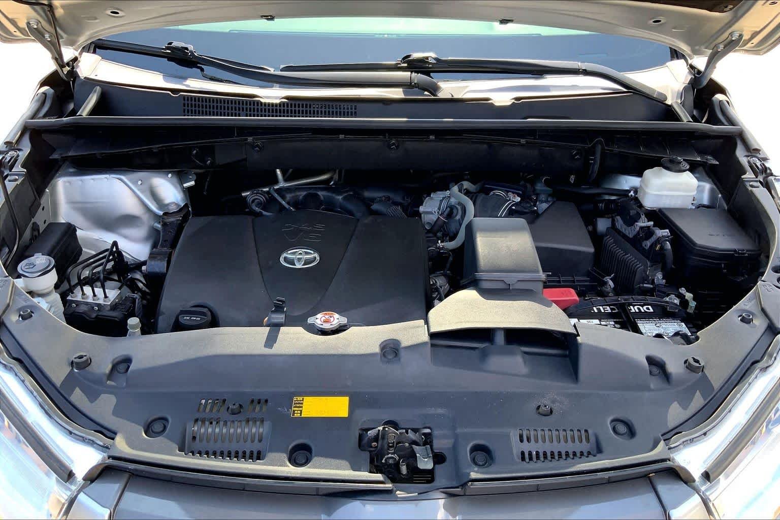 Used 2019 Celestial Silver Metallic Toyota XLE image 30