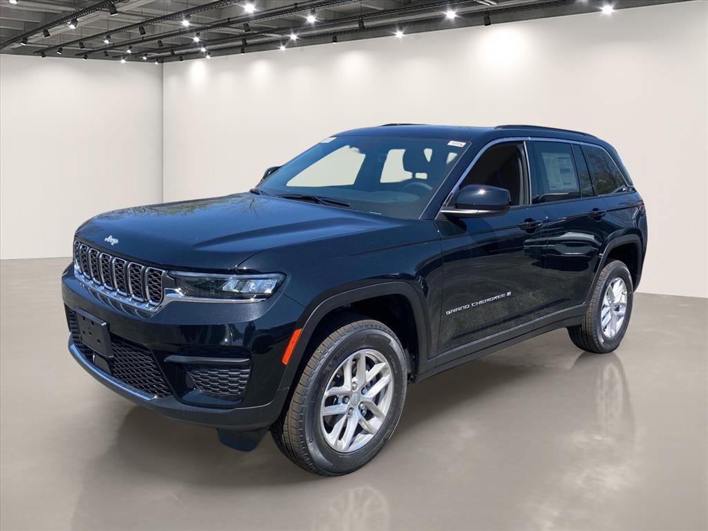 New 2026 Diamond Black Crystal Pearl-Coat Exterior Paint Jeep Laredo X image 2