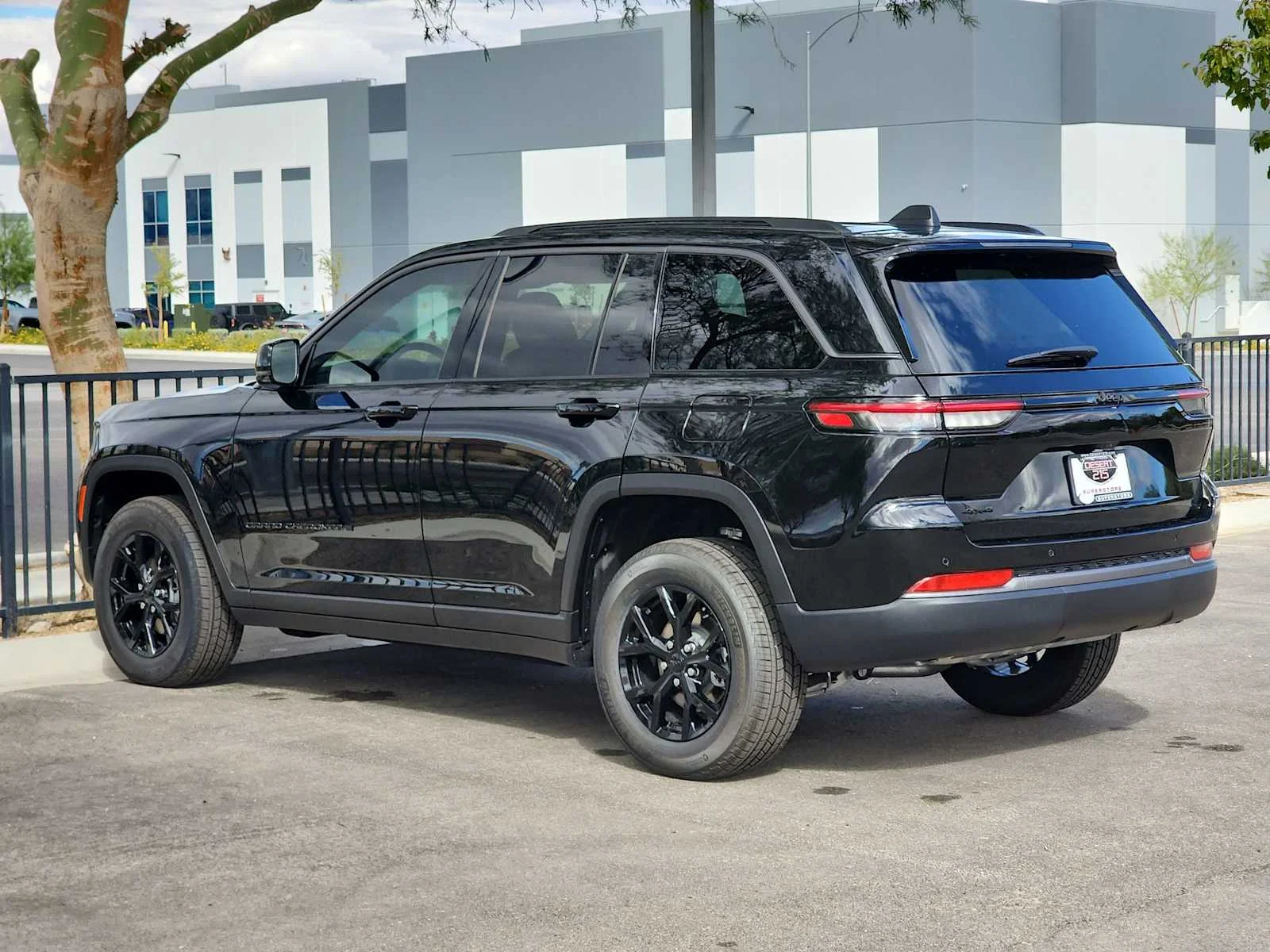 New 2026 Diamond Black Crystal Pearl-Coat Exterior Paint Jeep Laredo Altitude image 6