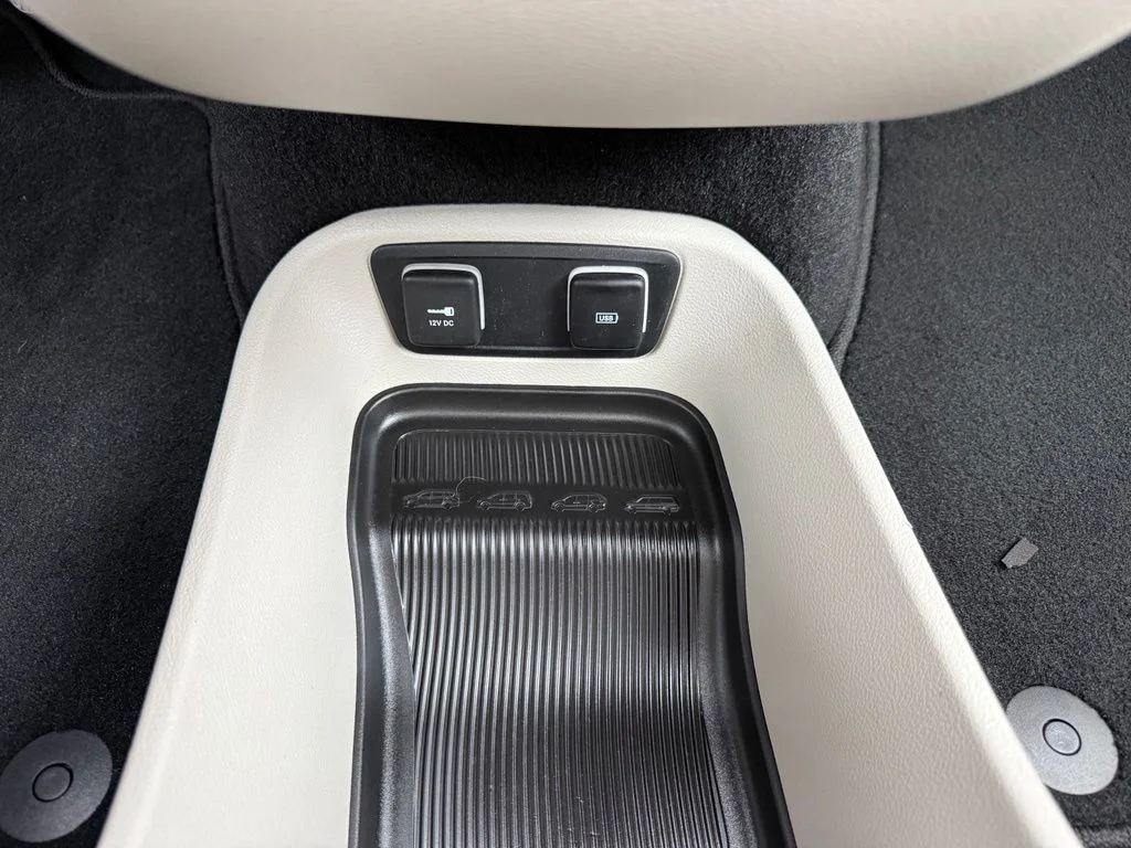 Certified Used 2017 Silver Chrysler Limited image 28